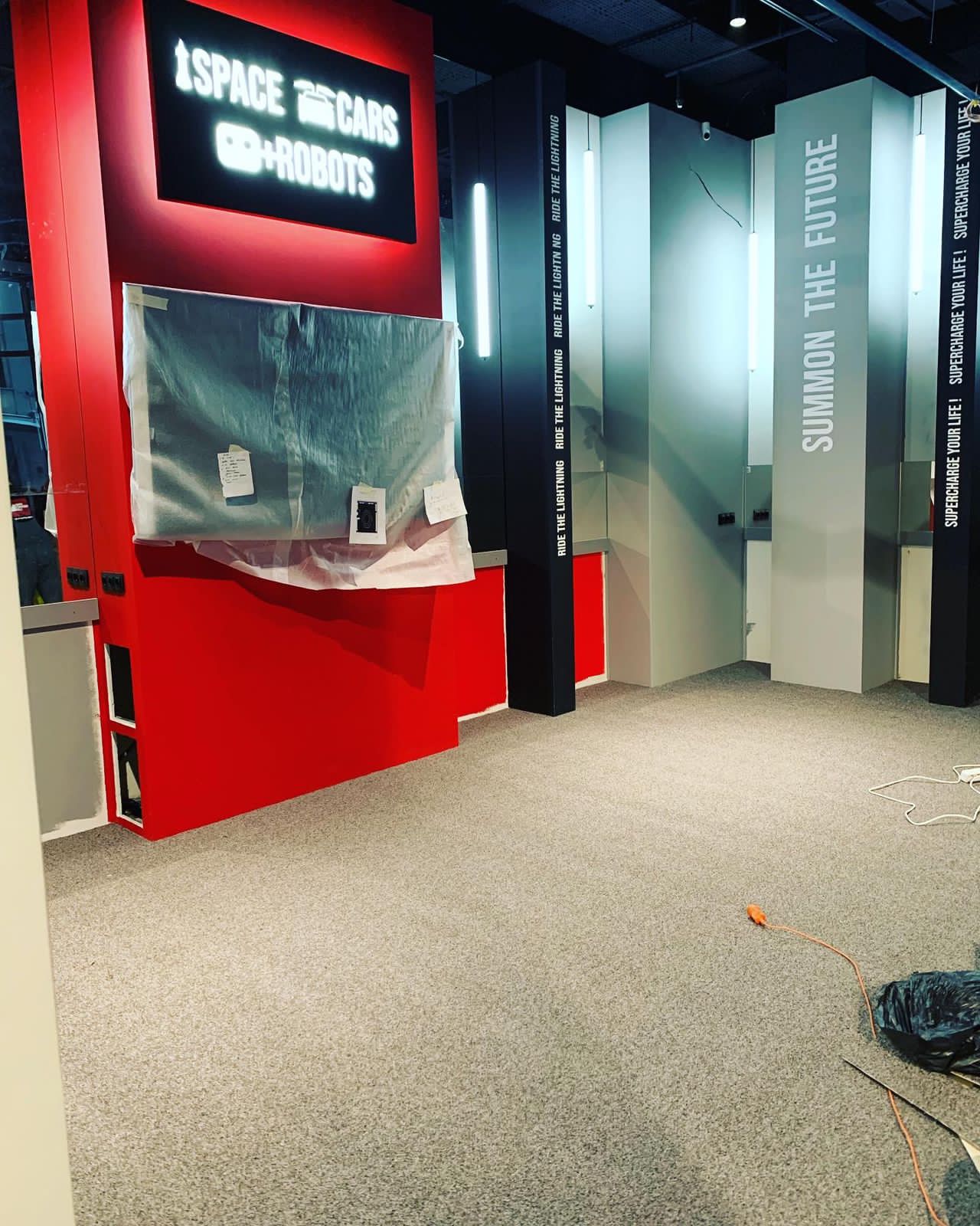 Автосалон Tesla в Москве